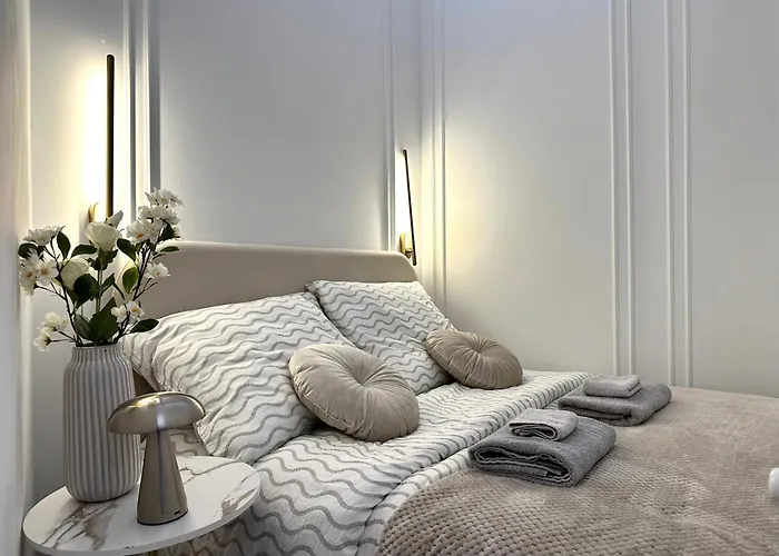 Swidnicka - 200m Main Square - Self Check-in 20h